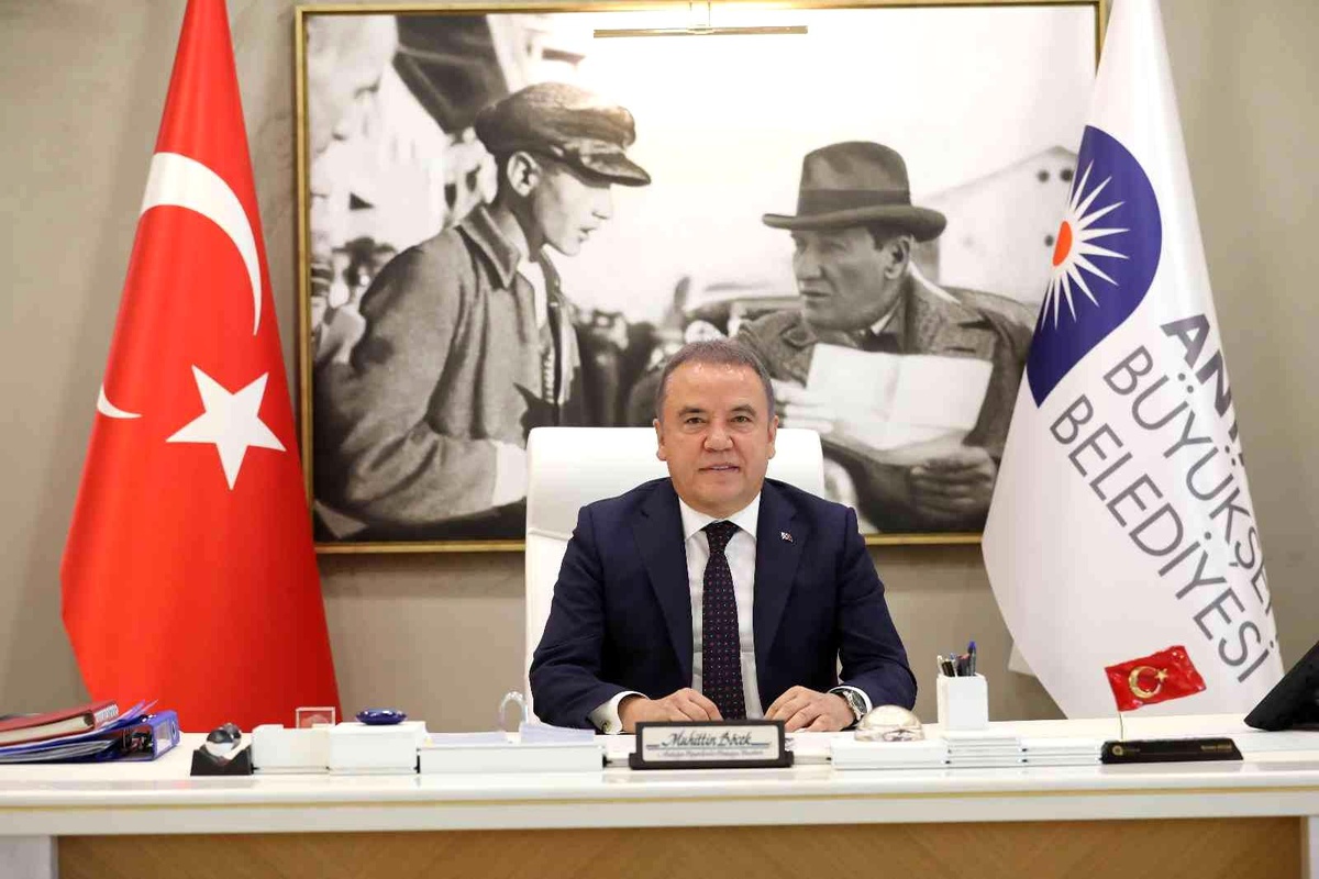 Başkan Böcek: "Bütün çocukların huzur, barış ve güven ortamında yaşamaları en büyük dileğimiz"