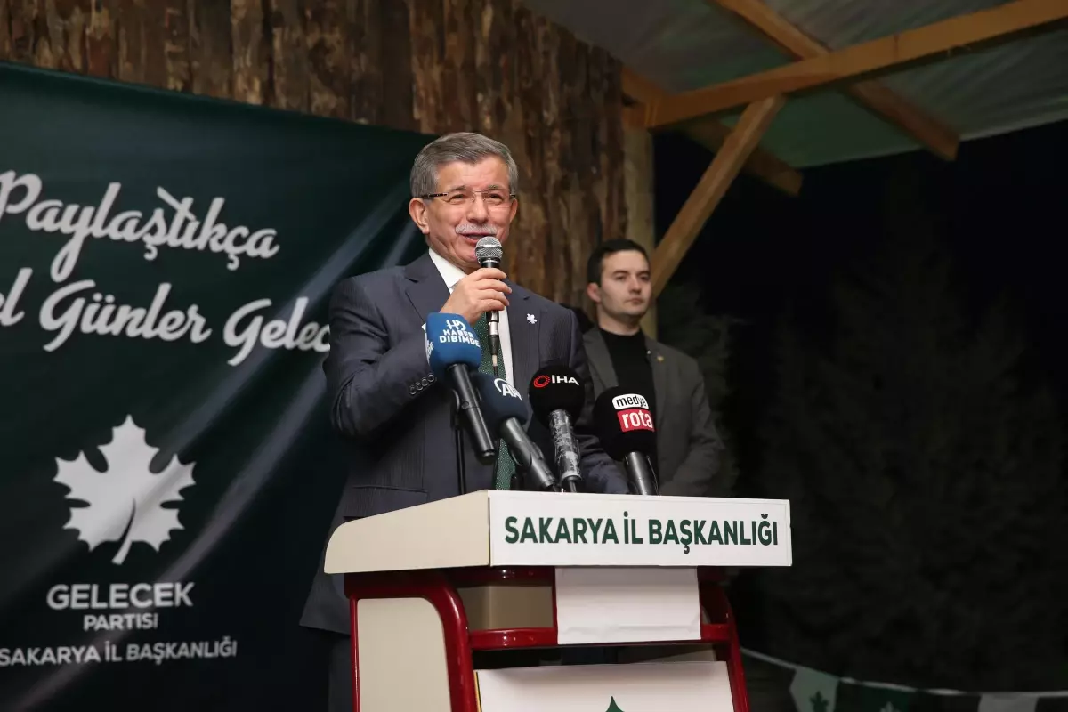 Davutoğlu, partisinin Sakarya İl Başkanlığınca düzenlenen iftar programına katıldı