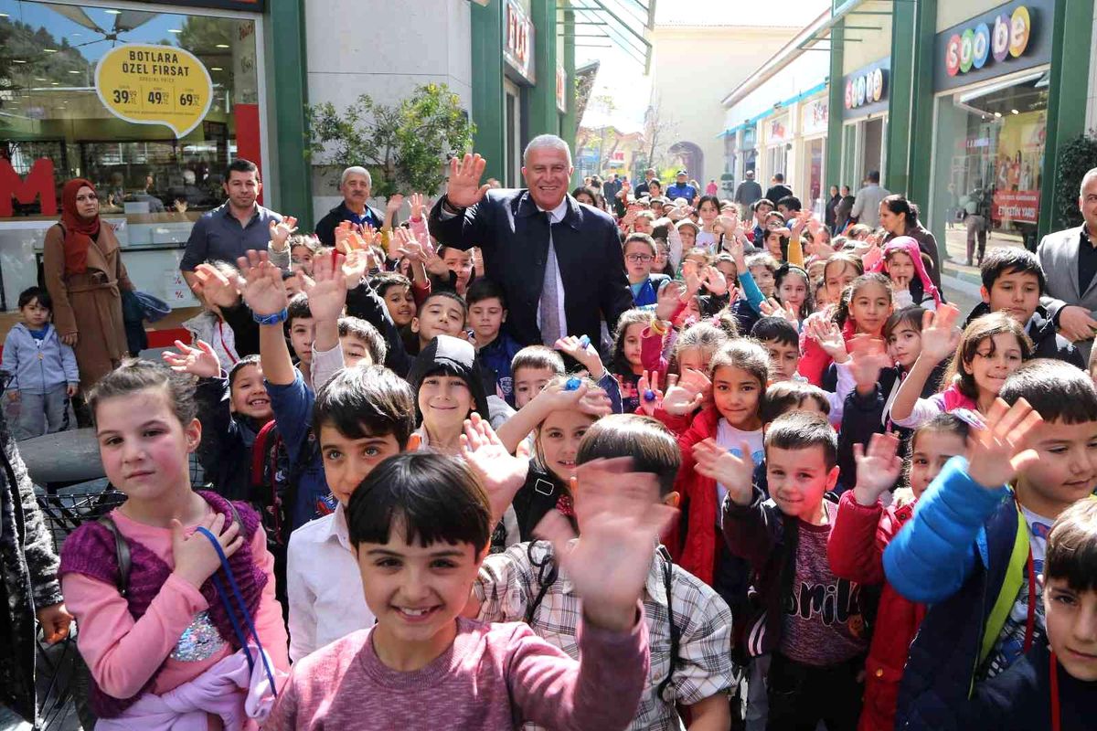Efeler\'de çocuklar bayram ediyor