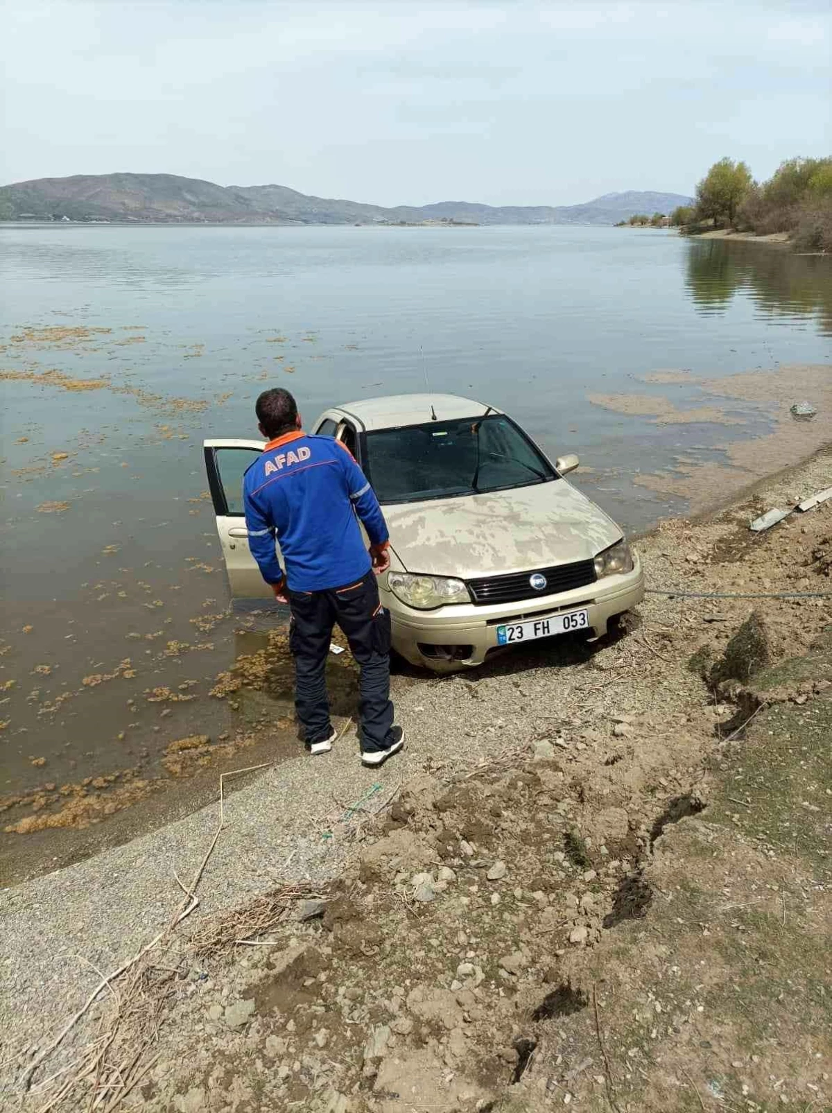 Elazığ\'da otomobil göle uçtu, sürücü kendi imkanlarıyla araçtan çıkarak kıyıya yüzdü
