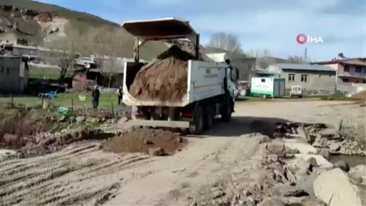 Eriyen kar suları köprüyü yıktı