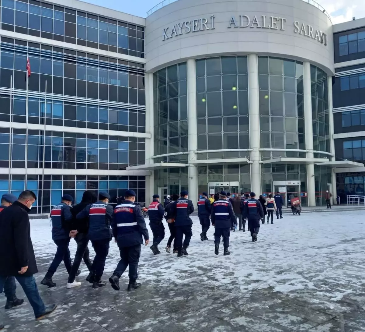 Faili meçhul cinayetin şüphelileri jandarmadan kaçamadı