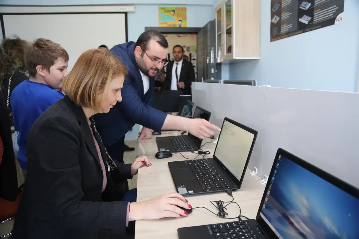 Hayırsever kadın İran sınırındaki okula bilgisayar laboratuvarı kurdu