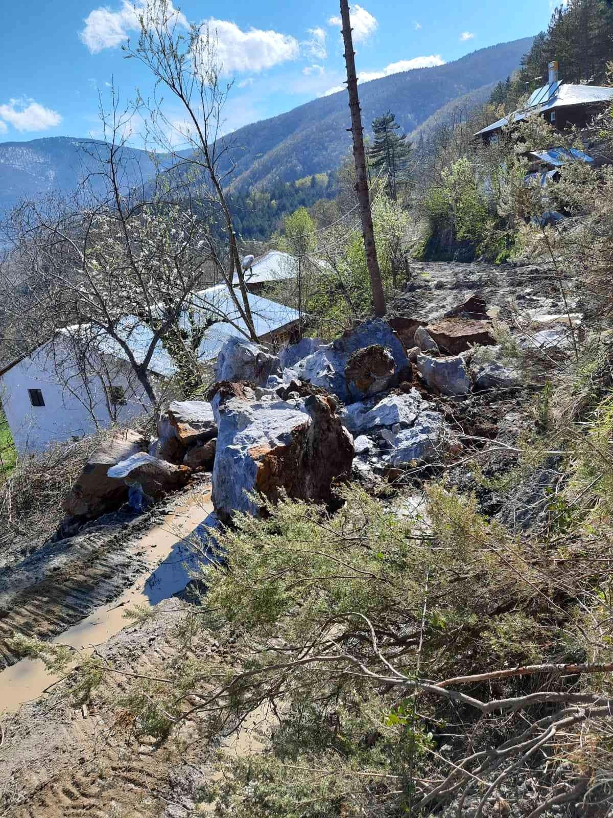 Heyelanda kayaların kapattığı köy yolu ulaşıma açıldı