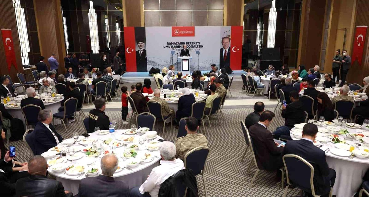 İçişleri Bakanı Soylu, Diyarbakır\'da evlat nöbetindeki ailelerle iftarda bir araya geldi