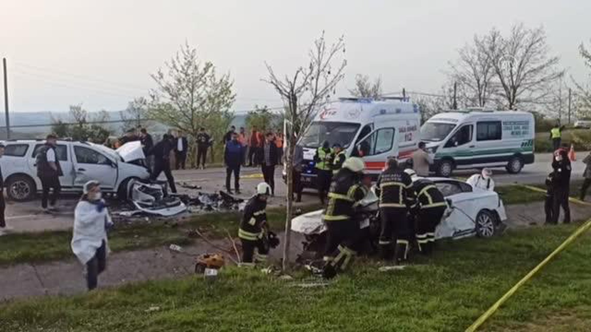 Son dakika haberleri... İki otomobilin çarpışması sonucu 2 kişi öldü, 1 kişi yaralandı (2)