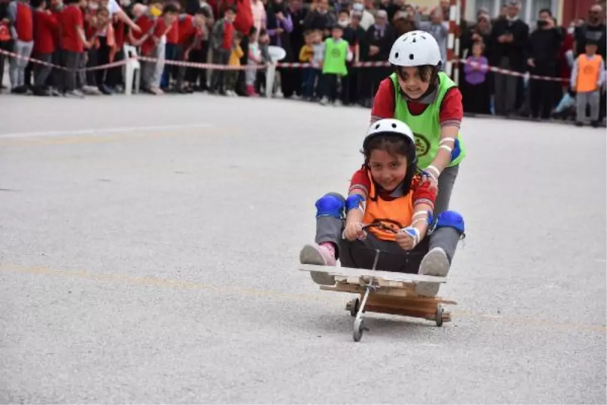 İLKOKUL ÖĞRENCİLERİ, ATIK MALZEMELERDEN YAPILAN TORNETLERLE YARIŞTI