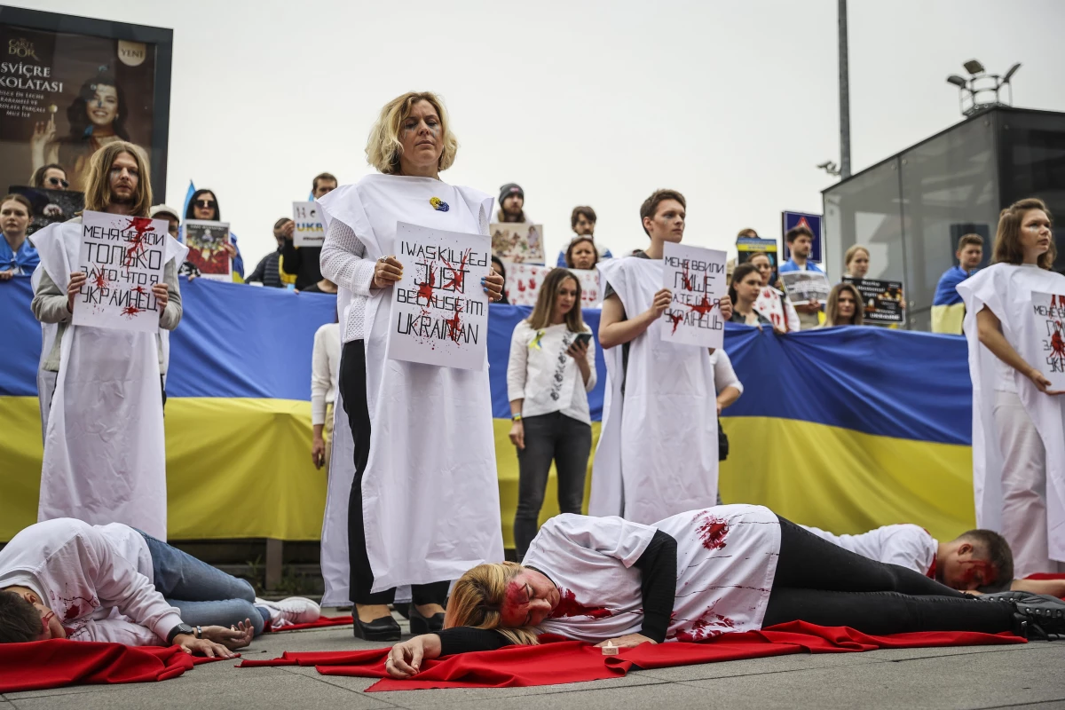 İstanbul\'da, Rusya\'nın Ukrayna\'ya saldırısına "koreografili" protesto