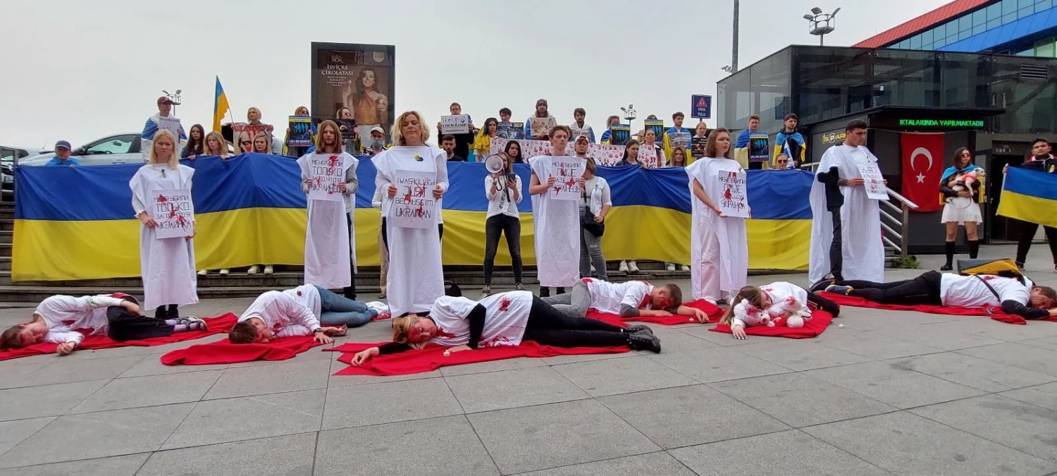 İstanbul\'da Ukraynalılardan kefenli \'savaşa hayır\' eylemi