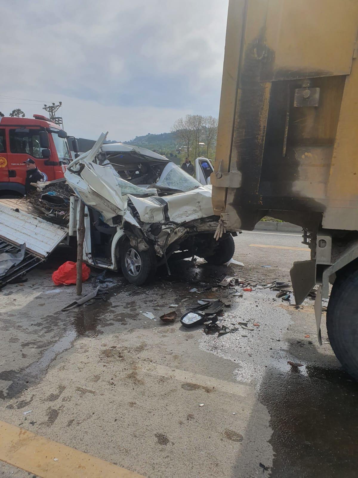Kamyon ile kamyonetin çarpıştığı kazada 1 kişi öldü, 1 kişi yaralandı