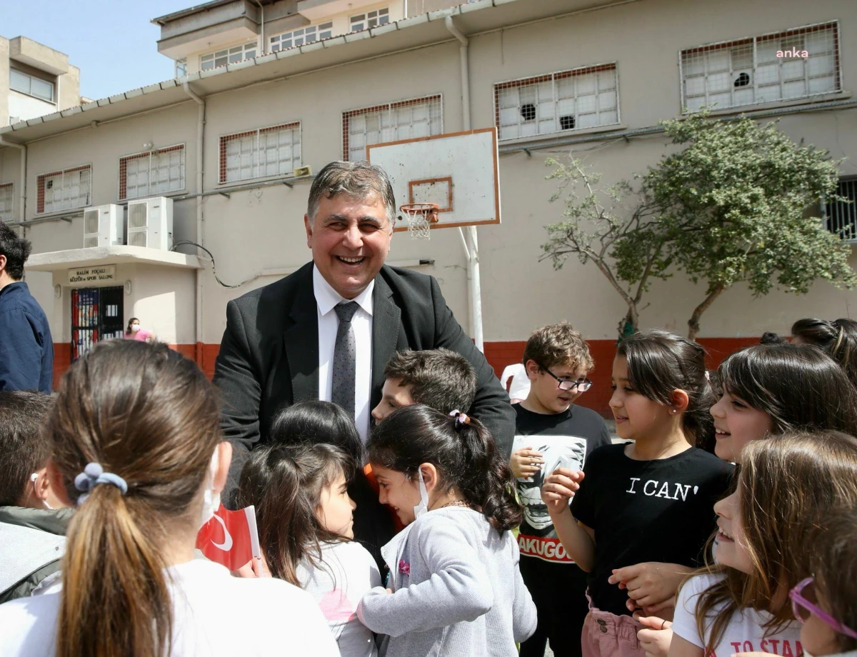 Karşıyaka Belediye Başkanı Tugay, Çocuklara Çilek Fidesi Dağıttı