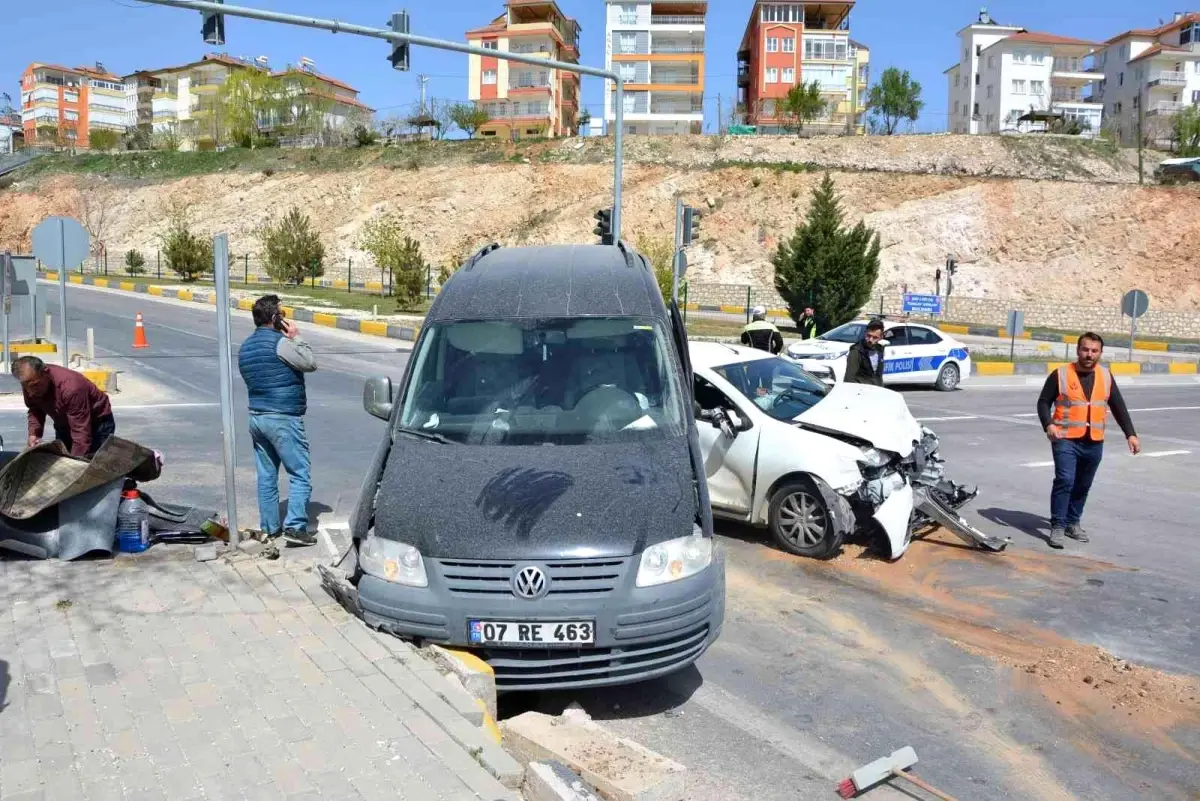 Kavşakta kırmızı ışık ihlali: 4 yaralı