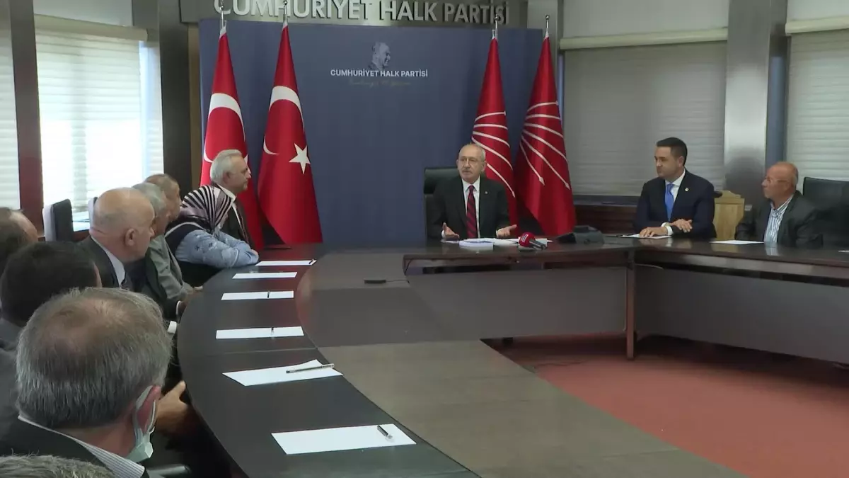 Kılıçdaroğlu, CHP'ye Katılan Yeni Üyelerle Buluştu: 'Zenginden Alıp Fakire Vermemiz Lazım'