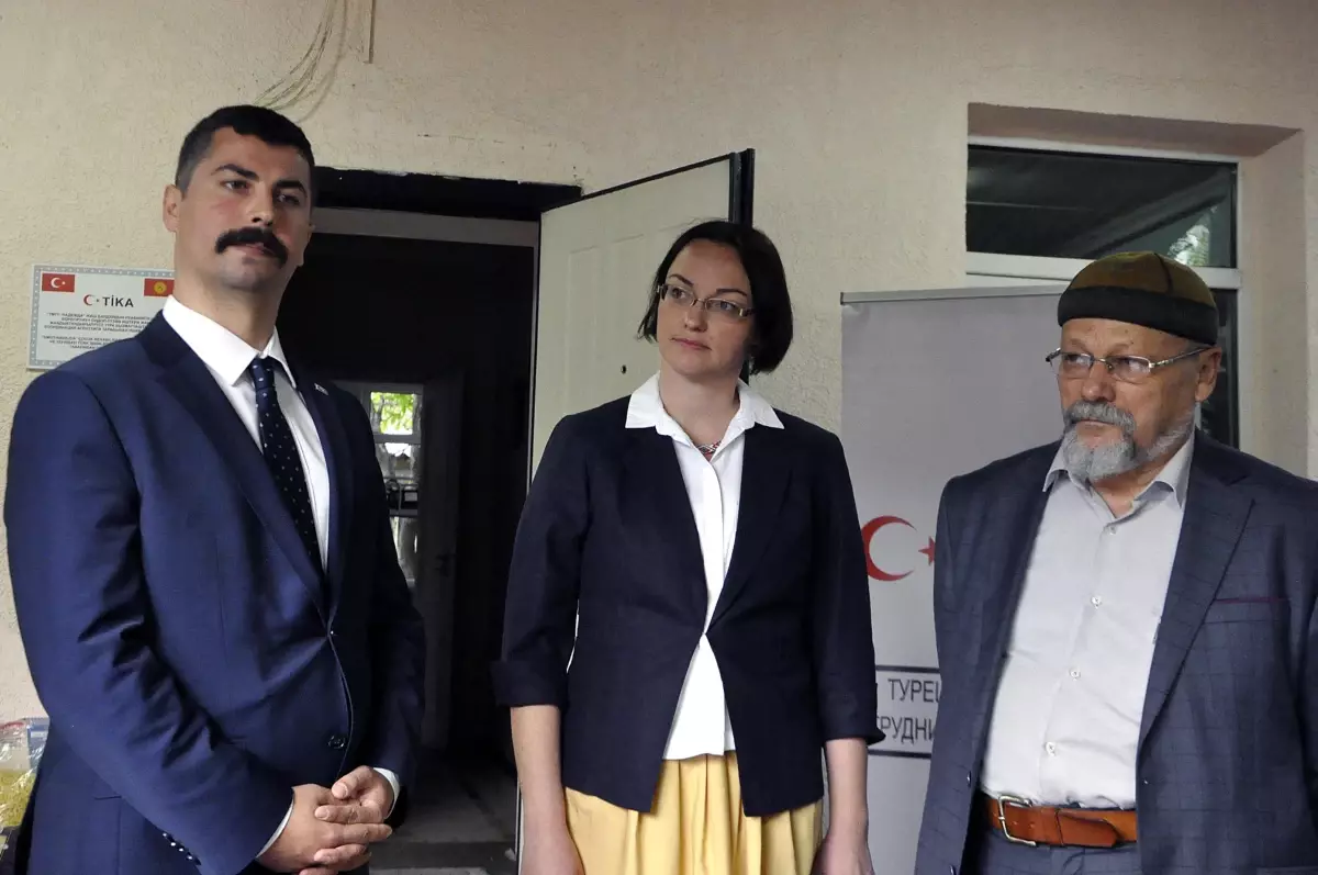 Kırgızistan\'da Türk elçilik mensuplarının eşleri engelli çocuklara ilgi gösterdi