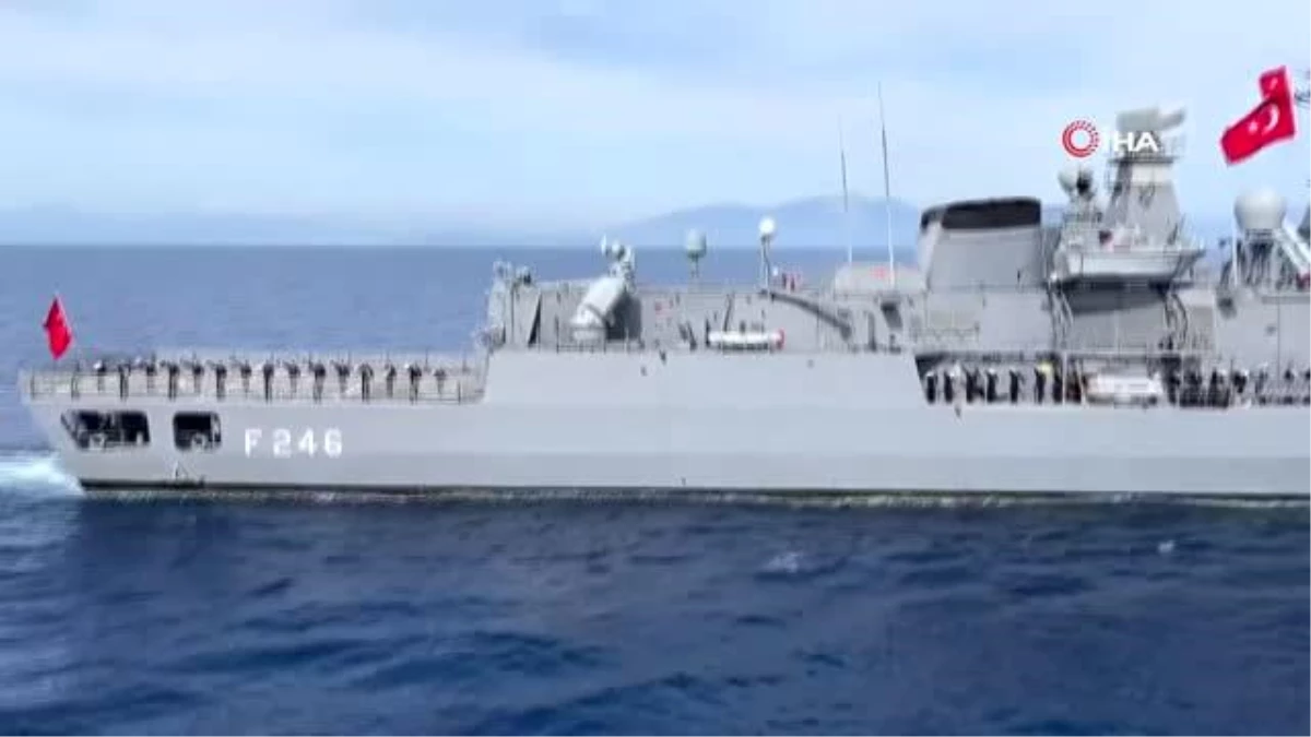 Son dakika haberi! Mavi Vatan-2022 Tatbikatı\'na katılan gemiler, Milli Savunma Bakanı Akar ve TSK Komuta Kademesi için selamlama geçişi yaptı