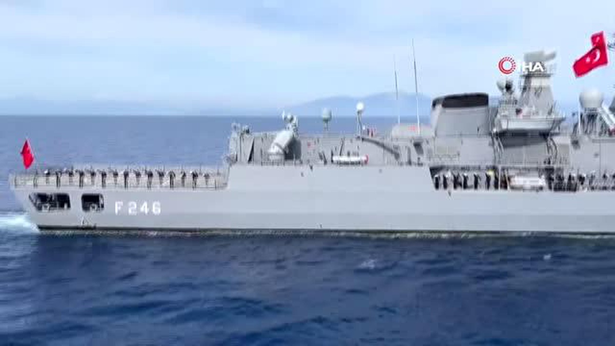 Son dakika haberi! Mavi Vatan-2022 Tatbikatı\'na katılan gemiler, Milli Savunma Bakanı Akar ve TSK Komuta Kademesi için selamlama geçişi yaptı