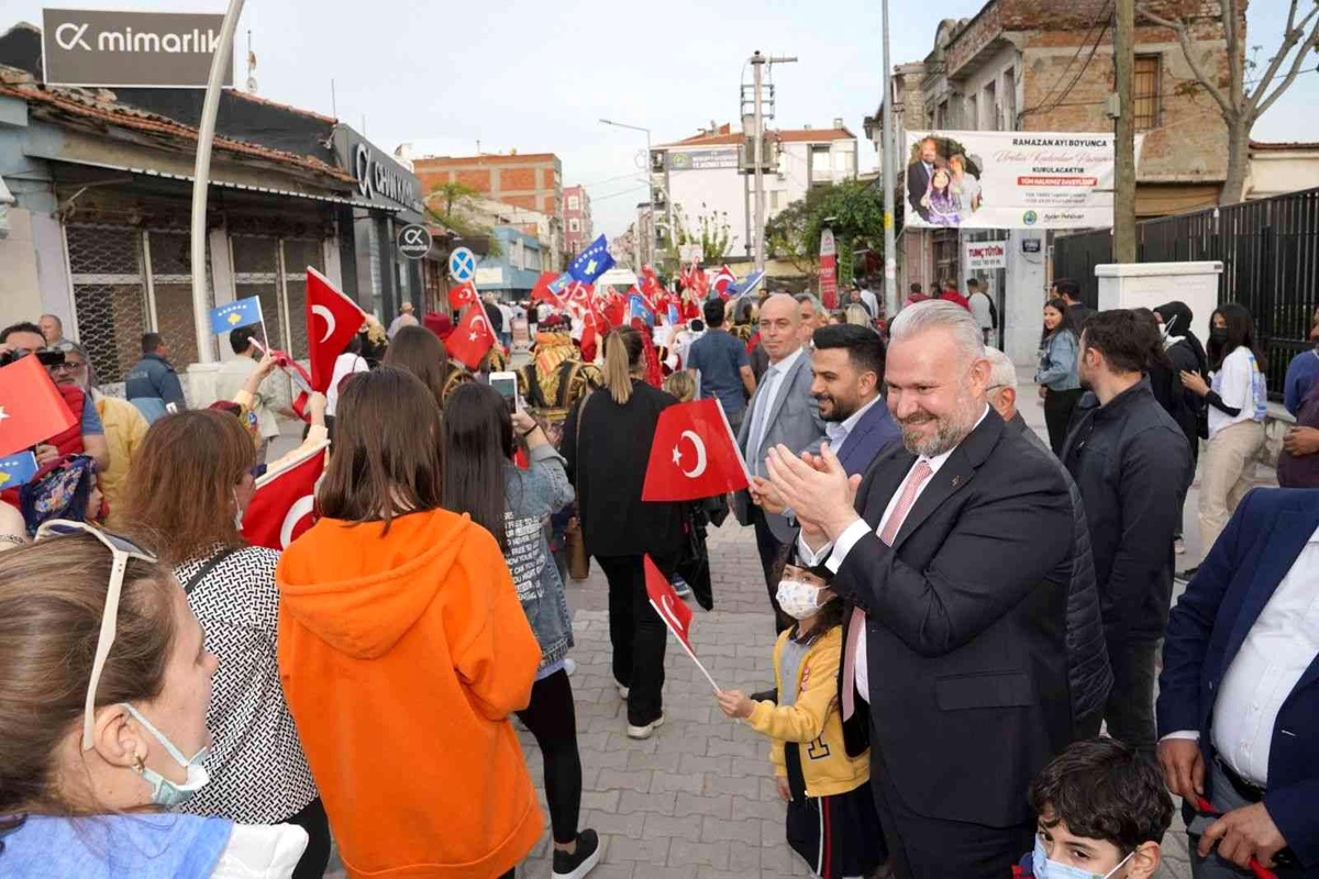 Menemen\'de 23 nisan kutlamaları renkli kortejle başladı