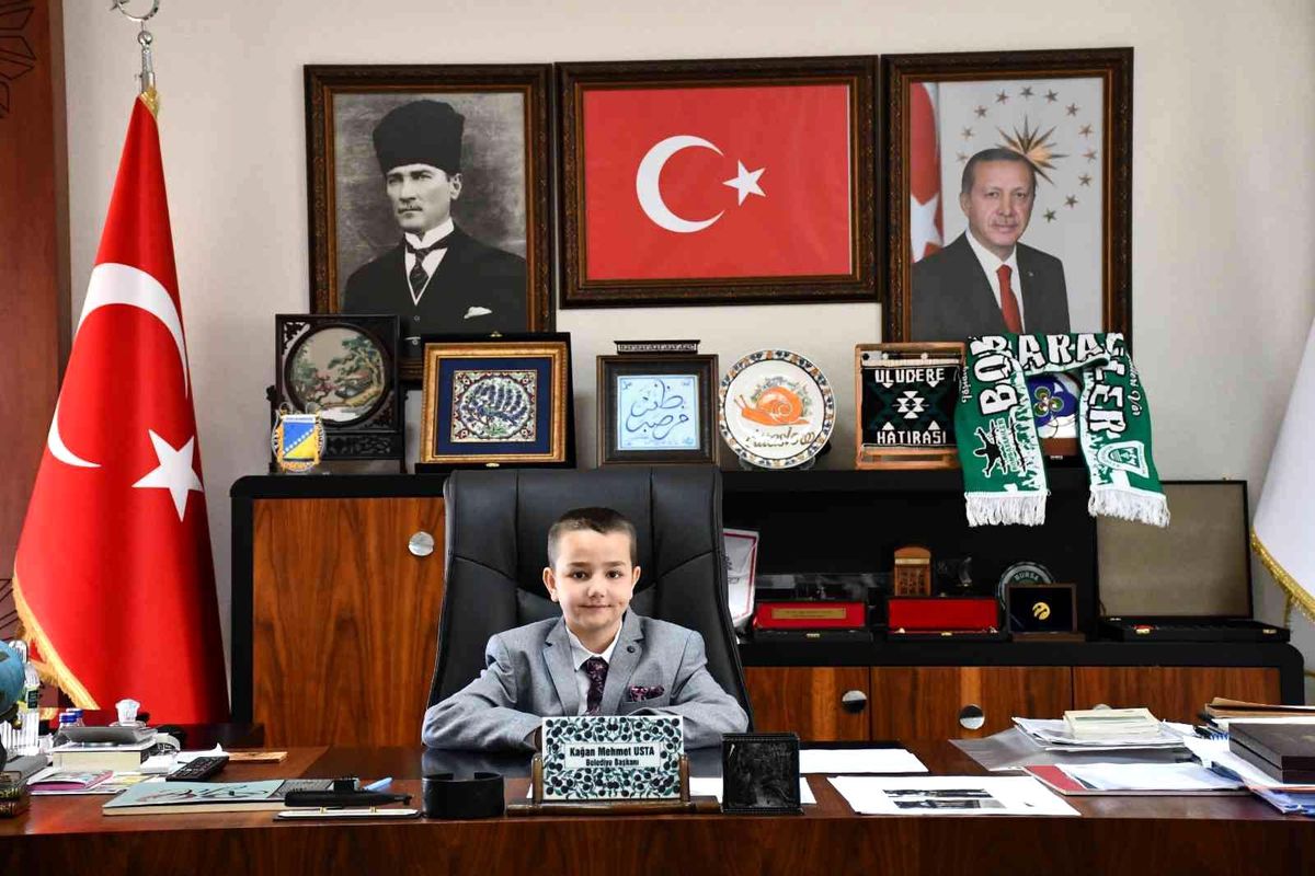 Minik başkan koltuğa oturdu, şenliklere davet etti