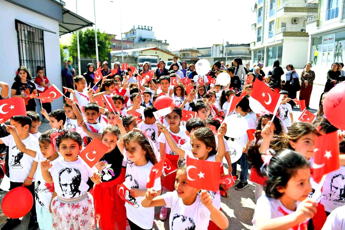 Minikler 23 Nisan coşkusunu sokaklara taşıdı