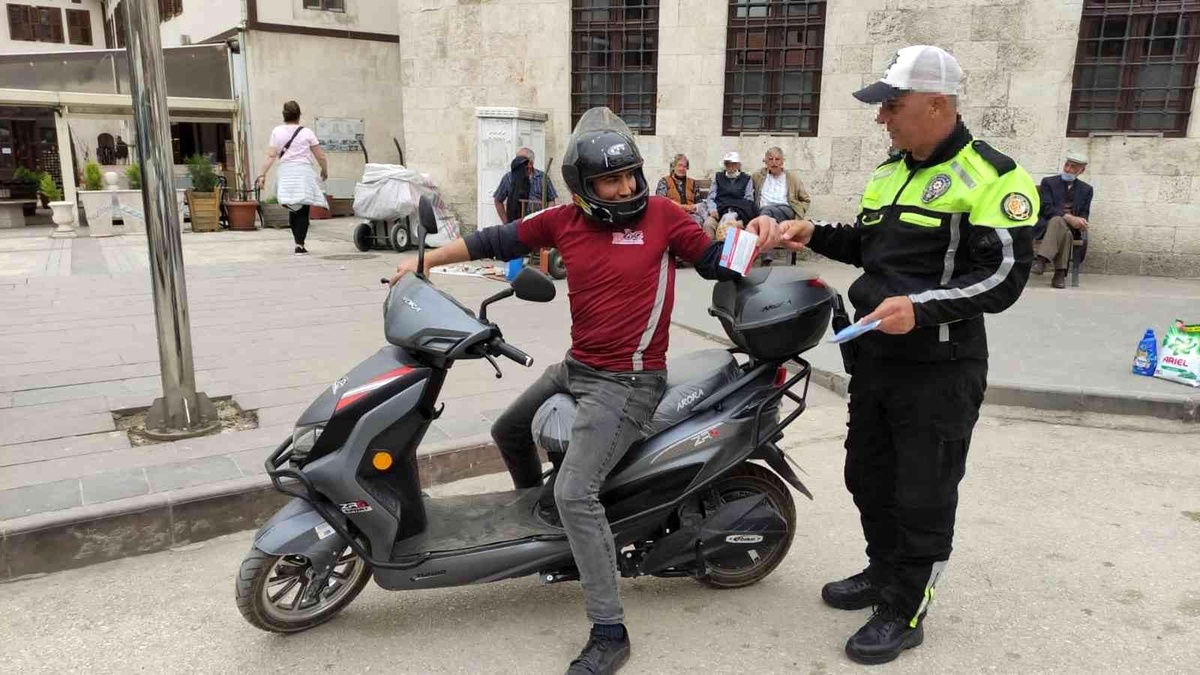 Motosiklet ve motorlu bisiklet sürücülerine trafik güvenliği denetimi