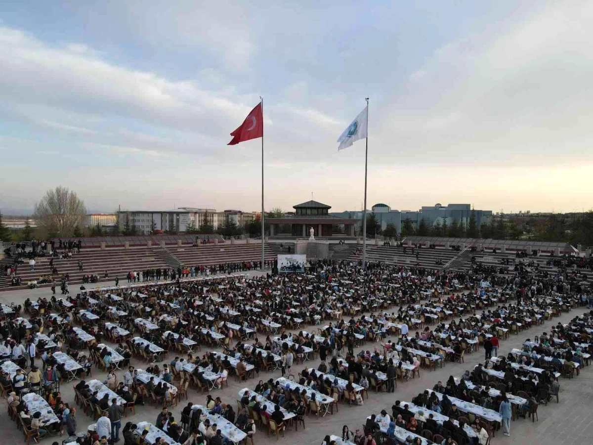 Niğde Belediye Başkanı Özdemir üniversiteli öğrencilerle iftarda buluştu