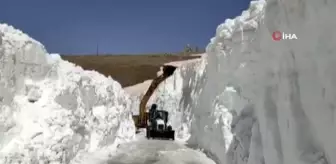 Nisan sonu Şırnak'ta 10 metreyi bulan karda yol açma çalışmaları devam ediyor
