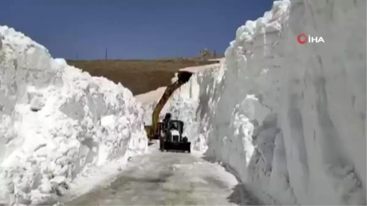 Nisan sonu Şırnak\'ta 10 metreyi bulan karda yol açma çalışmaları devam ediyor