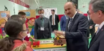 Öğrenciler atık malzemelerden yaptıkları 'çevreci robotları' tanıttı