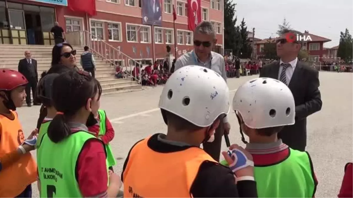 Öğrenciler geri dönüşüm malzemelerinden yaptıkları nostaljik araçlarla yarıştı- \'Tornet\' yarışı renkli görüntülere sahne oldu