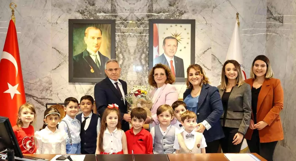 Rektör Özaydın koltuğunu çocuklara devretti