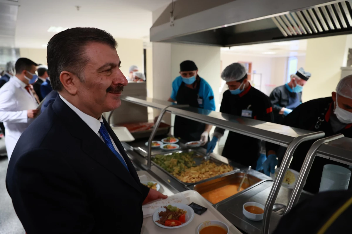 Sağlık Bakanı Fahrettin Koca, Adıyaman\'da sağlık çalışanlarıyla iftar yaptı