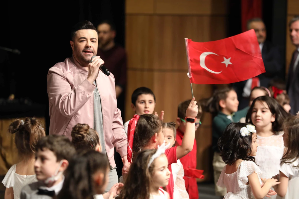 Samsun\'da konser veren şarkıcı Burak Kut, sahneyi çocuklarla paylaştı