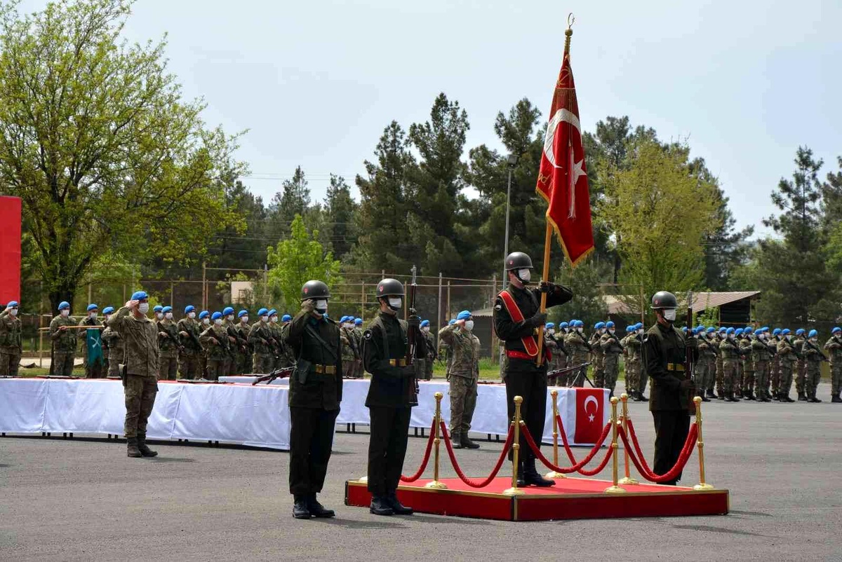 Son dakika 3. sayfa: Siirt Valisi Hacıbektaşoğlu, askerlerin yemin törenine katıldı