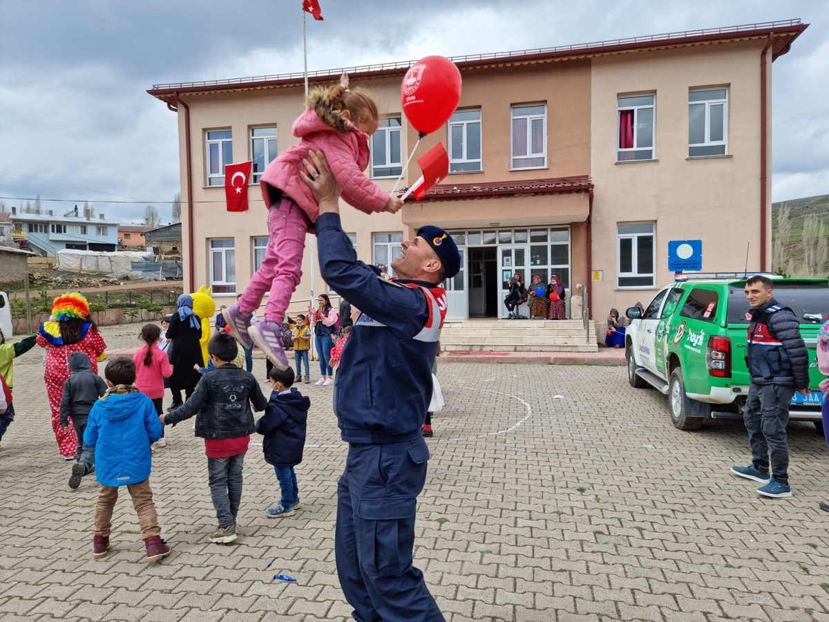Sivas\'ta jandarma ekipleri köy çocuklarının 23 Nisan coşkusuna ortak oldu