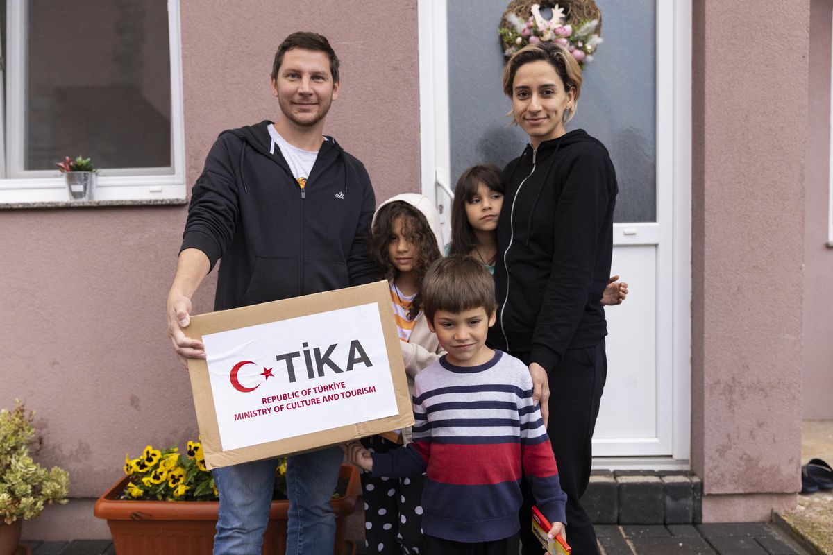 TİKA, Bosna Hersek\'teki Ukraynalı mültecilere yardım paketi ulaştırdı