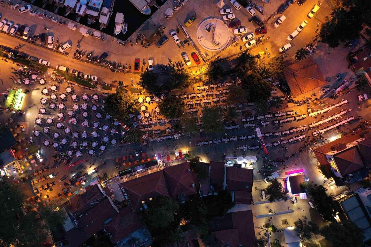 Turizm merkezi Kaş\'ta 4 bin kişi iftarda buluştu