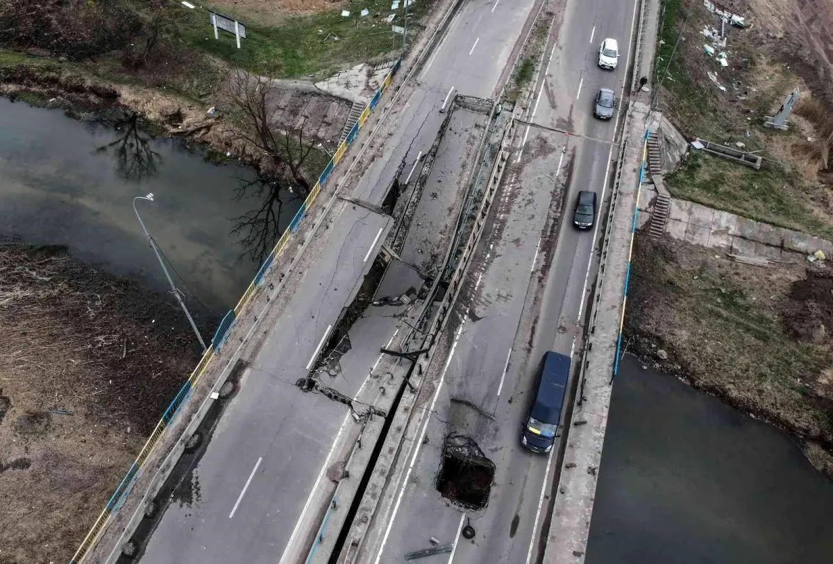 Ukrayna\'da havaya uçurulan köprülerde sivillerin zorlu yolculuğu