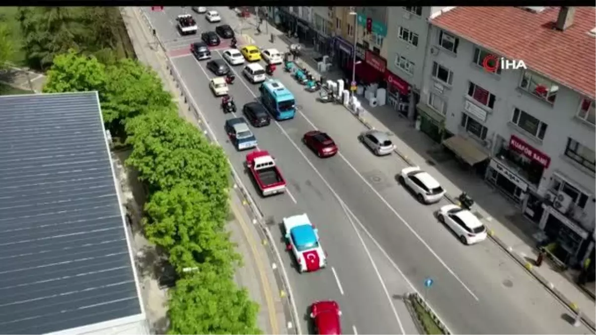 23 Nisan coşkusu klasik otomobillerle Kadıköy sokaklarına taştı