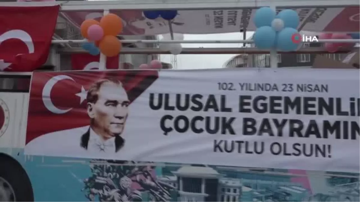 23 Nisan\'da çocuklara şeker, balon ve renkli maskeler dağıtıldı