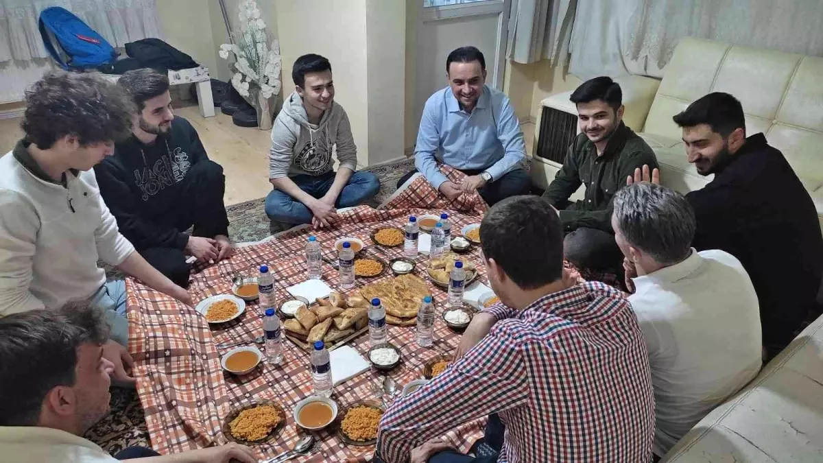 AK Parti\'li Baybatur öğrenci evine misafir oldu, iftar yaptı