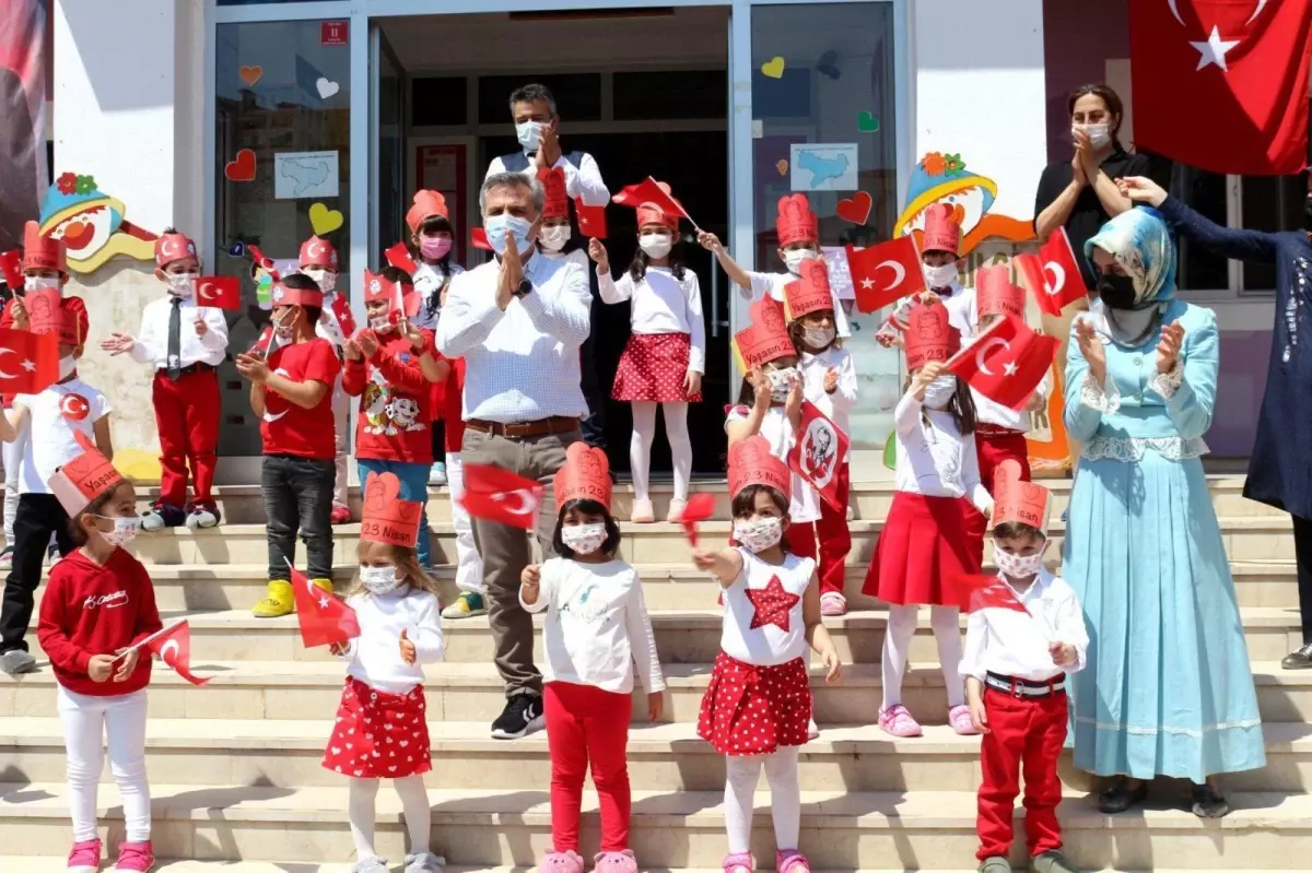 Minikler, Kovid-19 figürü çizdikleri balonları gökyüzüne bıraktı