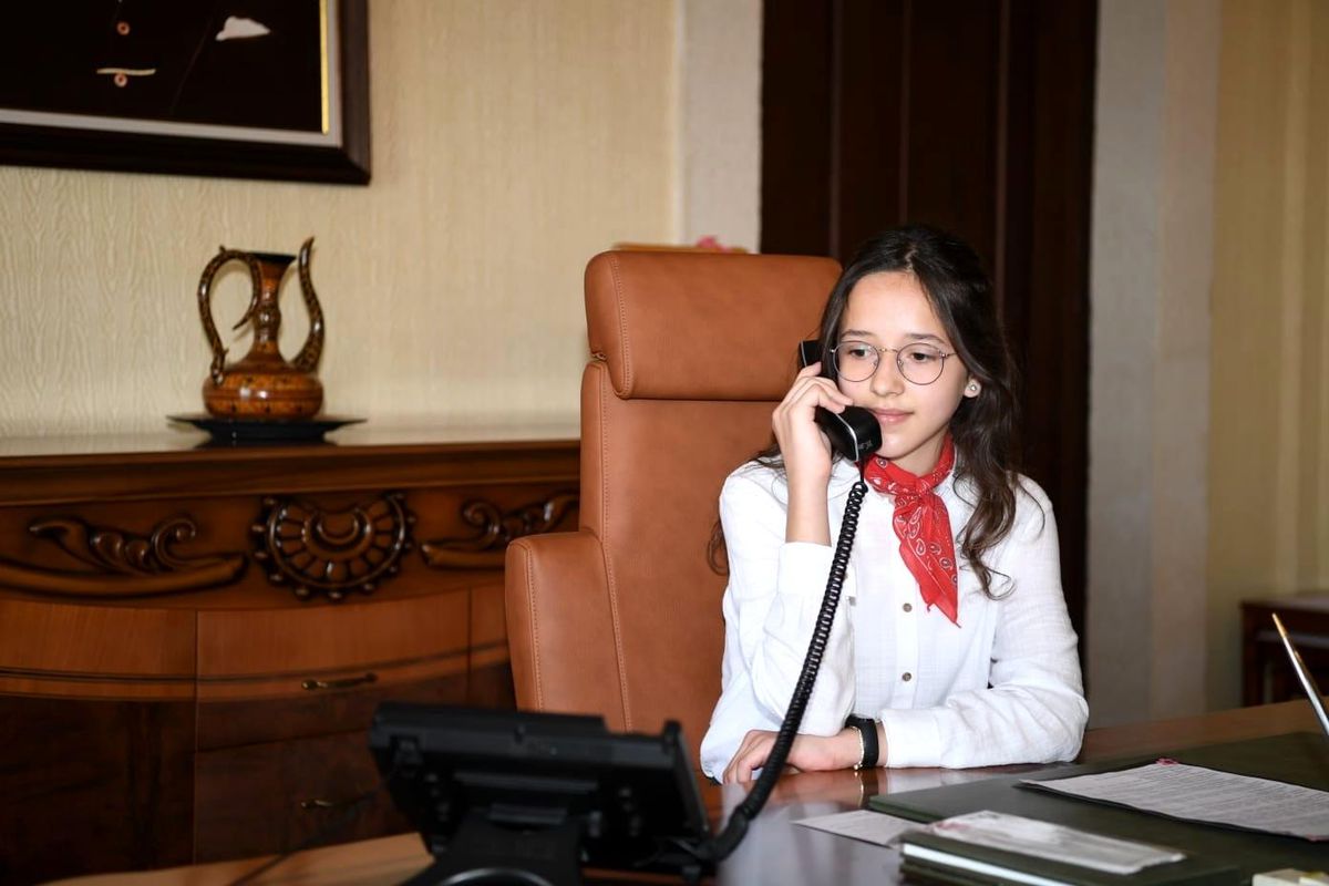 Antalya\'da vali koltuğuna oturan öğrenci, çocukların polis araçlarıyla gezdirilmesini istedi