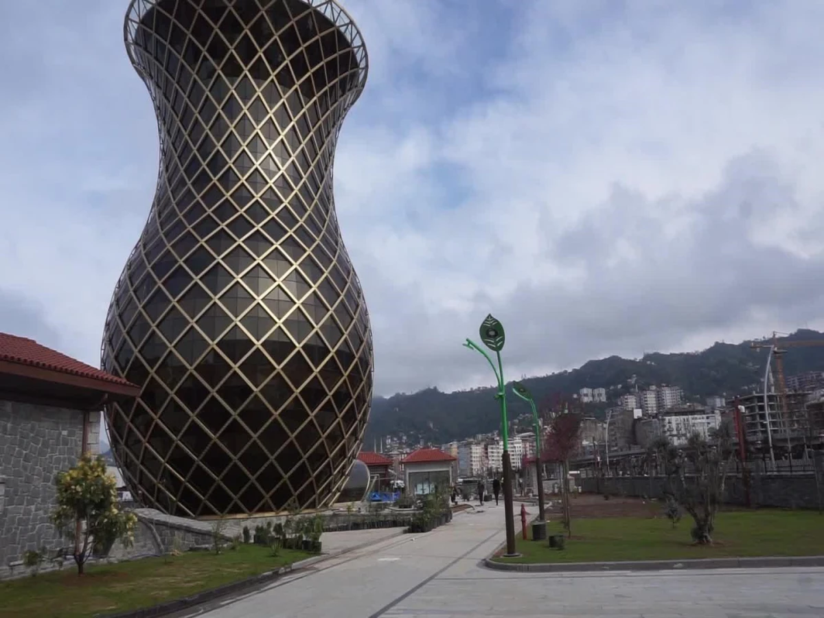 Bakanı Ersoy, Rize\'de Tepkilere Neden Olan Çay Heykelinin Bulunduğu Çay Çarşısı\'nda İncelemelerde Bulundu