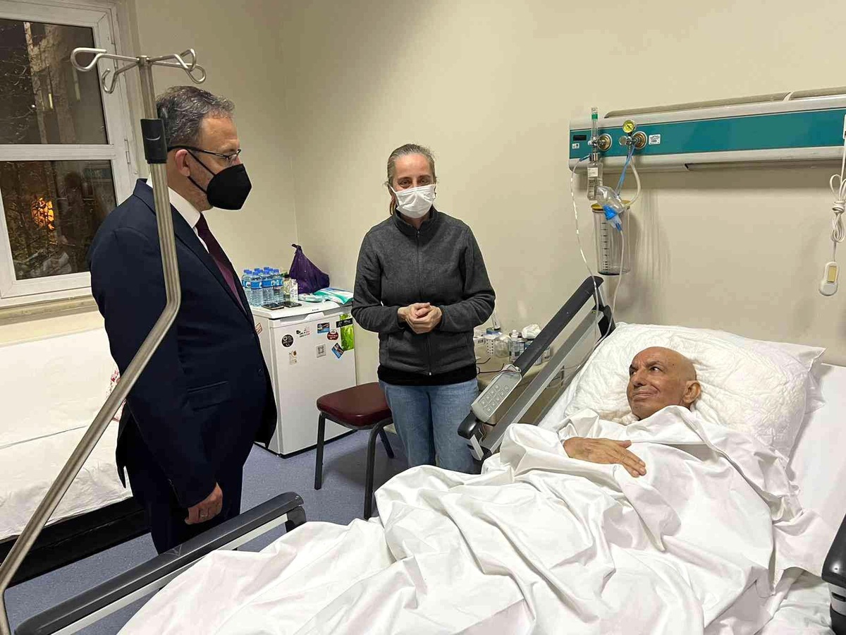 Bakan Kasapoğlu, foto muhabiri Vedat Yangın\'ı ziyaret etti