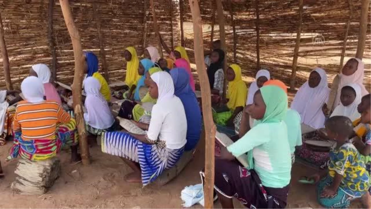 Benin\'de çocuklar Kur\'an\'ı tahta levhalar üzerinden öğreniyor