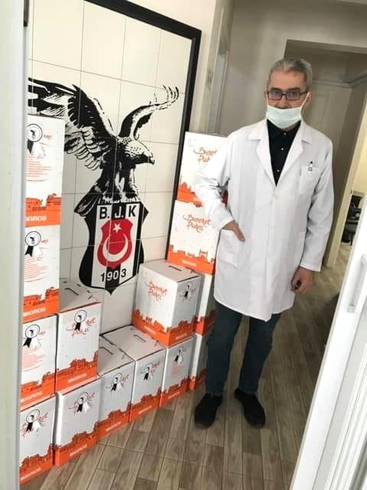 Burhaniye\'de Beşiktaşlılardan ramazan yardımı