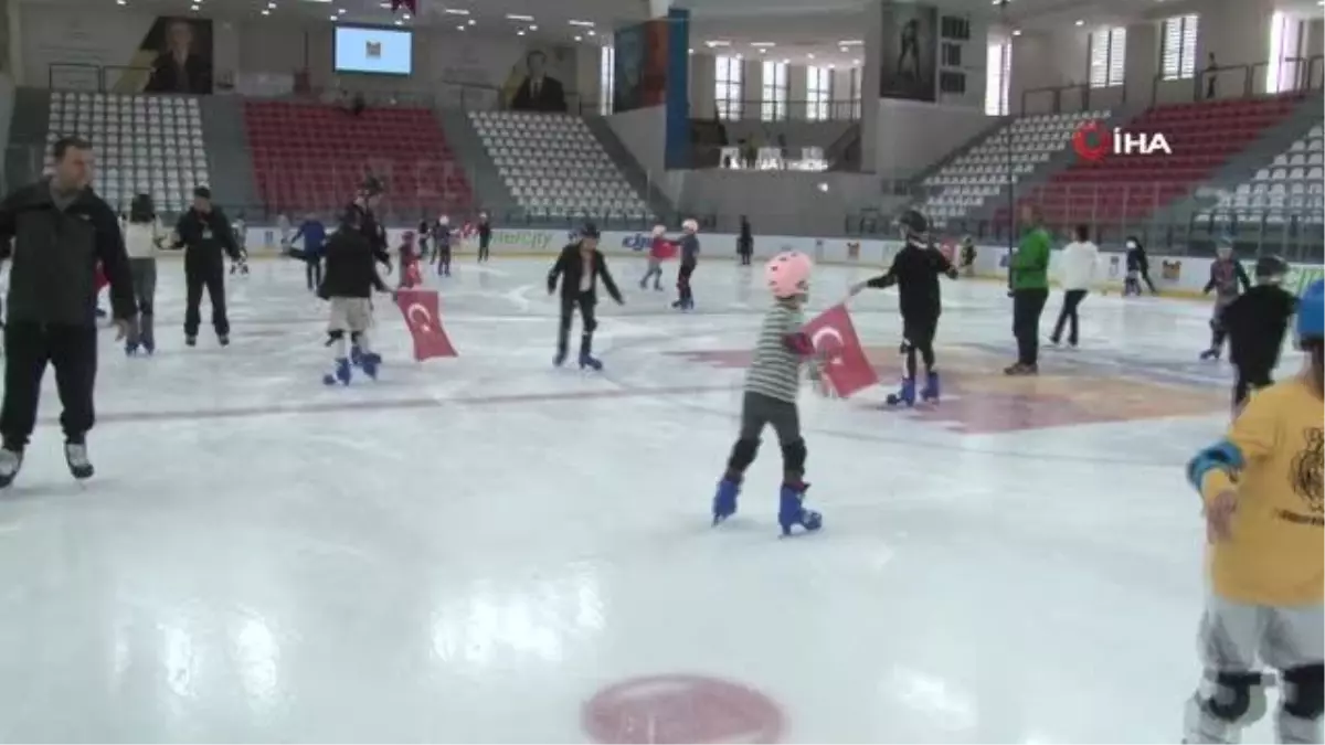 Çocuklar, Zeytinburnu Buz Pisti'ne akın etti