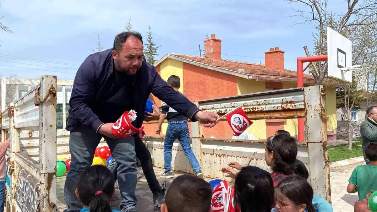 Çocuklara bir kamyonet dolusu oyun topu dağıttı