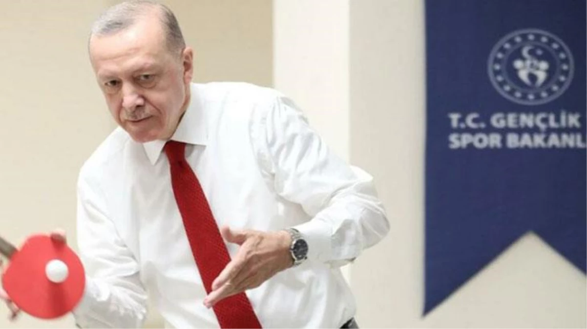 Erdoğan öğrencilerle masa tenisi oynadı: Raketi tutuşu dikkat çekti