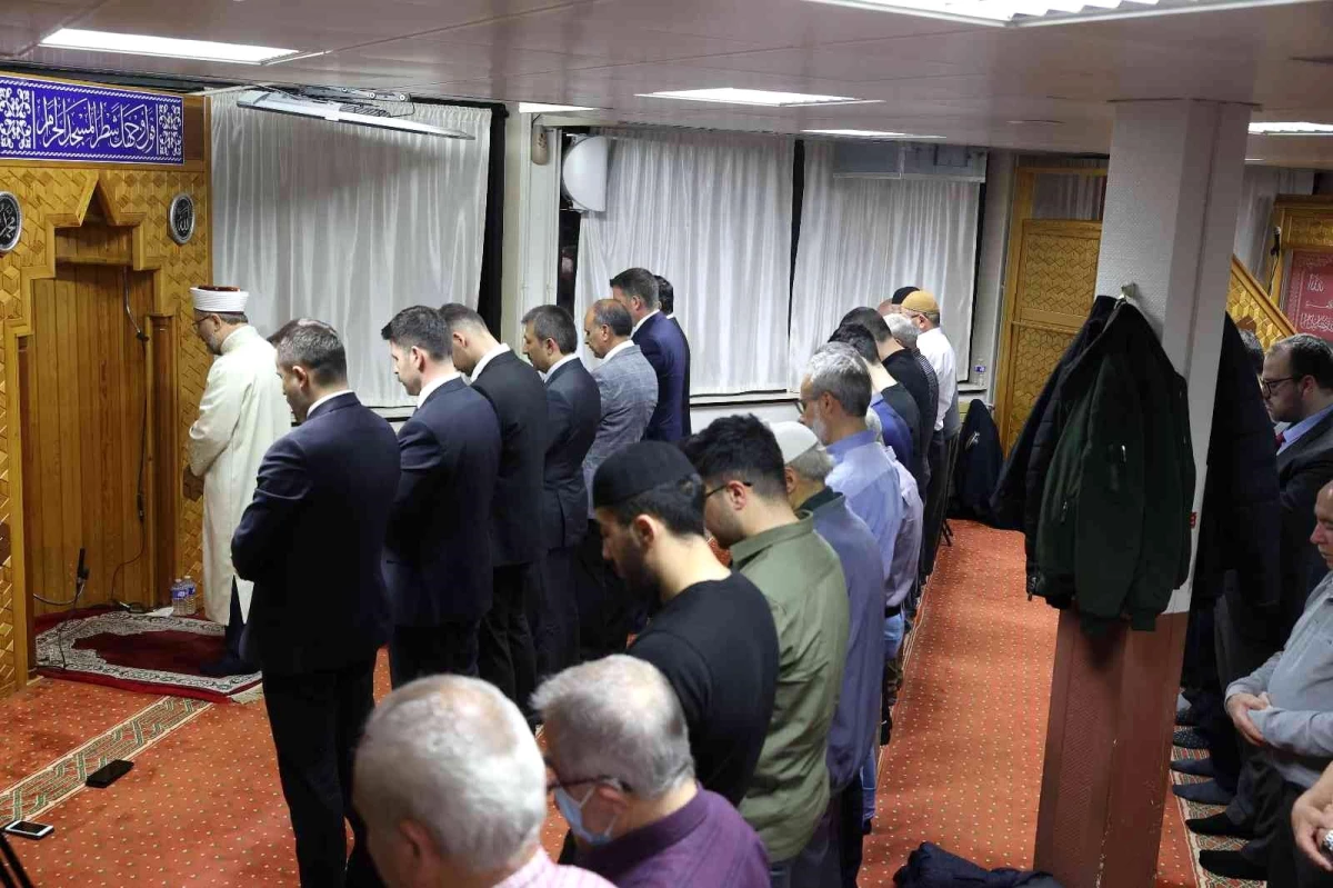 Diyanet İşleri Başkanı Erbaş, DİTİB Yunus Emre Camii\'nde teravih namazı kıldırdı